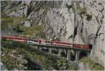 Ein MGB Regionalzug am Eingang zur Schöllenenschlucht auf der Fahrt von Andermatt nach Göschenen.