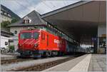 Die MGB HGe 4/4 II 4 wartet in Disentis mit ihrem Glacier Express auf die Weiterfahrt nach Zermatt.