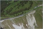 Ein Blick vom Rochers de Naye auf die Wasserscheide zwische Rhone und Rhein welche geradevon einemk Bhe 4/8 befahren wird.