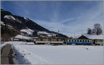 Winter bei Rossinere: Eine MOB GDe 4/4 auf dem Weg nach Montreux.