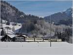 Die MOB Ge 4/4 8003 mit ihrem MOB Belle Epoque Zug kurz nach Gstaad.