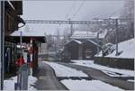 Die MOB GDe 4/4 6002 erreicht mit ihrem MOB Golden Pass Panoramic von Montreux nach Zweisimmen den Bahnhof von Les Avants.