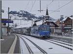 Bisher war das hübschen Türmchen des Bahnhofs von Zweisimmen als Hintergrund Normalspurfahrzeugen vorbehalten, doch mit den neuen GPX Goldenpass Zügen von Montreux nach Interlaken Ost