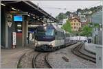 Die MOB Ge 4/4 8002 wartet mit dem GoldenPass Express GPX in Montreux auf die Abfahrt.