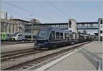 Der in Montreux auf Schmalspur losgefahrene und in Zweisimmen umgespurte GoldenPass Express GPX 4064 verlässt Spiez mit dem Ziel Interlaken Ost.