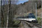 Der MOB PE 30 2218 von Montreux nach Zweisimmen mit dem Ast 151 an der Spitze ist zwischen Sendy Sollard und Les Avants unterwegs.