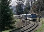 Die MOB Ge 4/4 8002 schiebt kurz vor Sendy-Sollard ihren GoldenPass Express in Richtung Montreux.