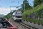 Mit dem MOB ABe 4/4 9303  Alpina  am Schluss des Zuges verlässt ein Regionalzug Montreux -Zweisimmen den Bahnhof von Chamby.