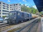 Die MOB GDe 4/4 6002 steht mit einem leeren Schienentrasportzug abgebügelt in Vevey.
12 April  2025