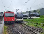 Die MOB (ex CEV MVR) HGem 2/2 2501 und der CEV MVR ABeh 2/6 7507 warten in Blonay auf ihre nächste Einsätze, während im Hintergrund der CEV MVR ABeh 2/6 7505 von Les Pléïades  kommend den Bahnhof von Blonay erreicht.
17. April 2025