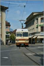 Ein A-L Regionalzug frht mitten durch Aigle zum Bahnhof.