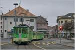 Ein A-L Regionalzug von Leysin hat Haltstelle Aigle-Place-du-Marché hinter sich gelassen und fährt nun auf der Strasse durch die Altstadt von Aigle zum Bahnhof Aigle.