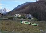 In den Weinbergen von Aigle ist der TPC BDe 4/4 402 mit seine Bt (ex BLT) als R71 auf der Fahrt von Aigle nach Les Diablerets.