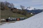 Die Blonay-Chamby G 2x 2/2 105 mit ihre Dampfzug auf dem Weg nach Palézieux kurz nach  Châtel St-Denis anlässlich der Umgestaltung der Bahnanlangen (Durchgangsbahnhof statt Spitzkehre)