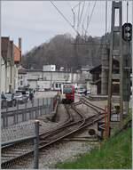 Ein Blick auf den  alten  Bahnhof von Broc Fabrique mit einem TPF SURF nach Bulle.