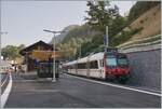 Der frisch umgebaute Bahnhof von Broc Fabrique am ersten Betriebstag mit einem TPF RBDe 560  Domino  der auf die Abfahrt nach Düdingen wartet.