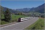 Ein TPF RBDe 560  Domino  ist auf der vor kurzem umgespurten Strecke von Bulle nach Broc unterwegs. Im Hintergrund die Freiburger Alpen. 

29. Sept. 2023