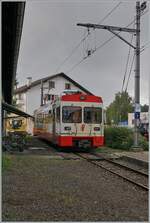 Nachdem der transN (ex cmn) BDe 4/4 N° 6 als Schülerzugrückleistung (R 22 316) Les Ponts de Martel erreicht hat, wird der Triebwagen hinter dem Bahnübergang zum Fahrradabstellplatz