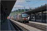 Die SBB Cargo International 193 701 fährt mit einem Güterzug in Richtung Italien durch den BLS Bahnhof von Spiez.

23. Juli 2024