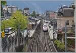 Ein SBB RABe 503 / ETR 610 als EC 32 von Milano nach Genève beim Halt im Bahnhof von Montreux, der im Normalspurteil nur aus zwei Gleisen besteht und noch über Gleiswechsel verfügt. Ganz links im Bild ist etwas verdeckt ein MOB  Alpina  zu sehen. 

25. Sept. 2024