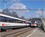 Ein SBB RABe 523 (Flirt) in Denges Echendens, wo sich auch der Rangierbahnhof von Lausanne (Lausanne Triage) befindet.