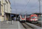 In Porrentury warten der SBB RABe 522 209 und der BLS/CJ RBDe 566 221 auf die Abfahrt nach Biel/Bienne, bzw.