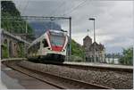 Der SBB RABe 523 024 beim Halt in Veytaux-Chillon im Hintergrund das Schloss Chillon.