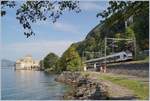 Ein SBB RABe 523 auf der Fahrt nach Villenveue vor dem Hintergrund des Schlosses von Chillon.