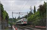 Zwischen Stützmauer und Lärmschutzwand verläuft hier die Strecken zwischen Clarens und Montreux, im Bild ein SBB RABe 523 auf dem Weg nach Villeneuve.