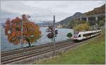 Ein SBB RABe 523 ist in der bunten Herbstlandschaft beim Château de Chillon auf dem Weg anch Villeneuve.