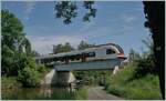 Ein SBB RABe 522 auf dem Weg von Meroux TGV mach Biel/Bienne überquert bei Grandvillard den Reih/Rohne Kanal.