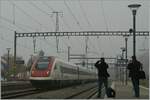 Ein SBB RABE 500 ICN wird bei der Durchfahrt in Sissach fleissig fotograiert.