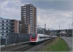 Kürz nach Grenchen Süd ist ein SBB ICN nach Biel/Bienne unterwegs, im Hintergrund das BLS MLB Mösliviadukt.