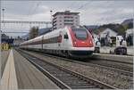 Der SBB RABe 500 ICN 94 85 0 500 019-0 CH-SBB ist als IC 5 von Lausanne nach Zürich unterwegs und verlässt nach einem kurzen Halt Grenchen Süd.