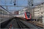 Während der IR 90 (links) Genève in Richtung Genève Aéroport verlässt erreicht ein SBB RABe 502  Twindexx  als IR15 nach Luzern den Bahnhof von Genève-     20.