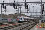 Der SBB LEX RABe 522 232 Léman Express erreicht als RL4 nach Coppet den Bahnhof von Genève.