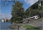 Ein SBB Flirt RABe 523 als S3 beim Château de Chillon, welches links im Bild zu sehen ist.