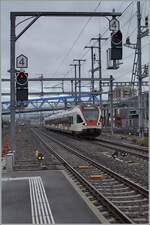 Der SBB RABe 523 022 trifft in Renens VD ein.