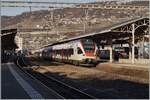 Bei einem tiefen Wintersonnenstand halten zwei SBB RABe 523 Flirt Triebzüge auf dem Weg nach St-Maurice im Bahnhof von Vevey.