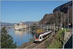 Ein SBB RABe 526 zeigt sich auf der Fahrt in Richtung Lausanne vor dem Hintergrund des Château de Chillon.