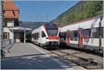 Der SBB RABe 523 025 wartet in Vallorbe als S4 auf die Abfahrt nach Lausanne.