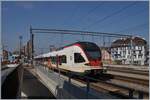 Der SBB RABe 523 021  La Veveyse  erreicht als R3 nach Vallorbe den Bahnhof von Renens VD.