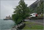 Schiff und Bahn: Während der CGN Schaufelraddampfer  Italie  die Anlegestelle Château de Chillon verlässt, ist ein SBB RABe 523  Mouette  auf der Fahrt nach Lausanne.