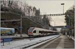 Ein Regionalzug R4 nach Aigle verlässt das verschneite Vevey.