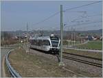 Die Strecke im schweizerischen Klettgau gehrt der DB im Nahverkehr bis Erzingen fahren aber Thurbo GTW der Baureihe RABe 526, wie hier bei Neuhausen.