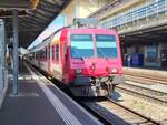 Infolge Bauarbeiten verkehren zwei zusammengekuppelte Domino RBDe 560 sozusagen als S 40  Shuttle  zwischen Lausanne und Palézieux. Zu meiner Freude war der RBDe 560 Seite Palézieux der ex. Travys RBDe 560 384 Domino, der hier von der Steuerwagenseite her zu sehen ist. 

Das Bild entstand beim Wenden der Komposition in Lausanne 

10. Mai 2025