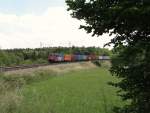 421 385 mit Schublok 295 088 sind am 18.06.14 mit einem Container in Oberj��nitz zusehen.