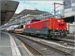 Die SBB Aem 940 025 (Aem 91 85 4 940 025-0 CH-SBB I) wartet mit dem mächtigen Rhomberg Sersa KRC 1200 Kranwagen (CH RSRM99 85 9219 102-2) und zwei Begleitwagen (33 85 4505 172-8 TEN-CH WASCO Sgmmns und 33 85 4505 173-6 TEN CH-WASCO Sgmmns) in Lausanne auf die Weiterfahrt. 24. April 2025