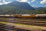 Der Kran IX der Vanomag AG ein 130t GOTTWALD GS 130.10 TS Eisenbahnkran (VTmass 80 85 95 81 702-0 /DB 97 82 54 502 19-5) mit Schutzwagen (80 85 9706 408-4 RID) und Gegengewichtswagen (VTmass 80 85 9806 412-5 Rgs), am 11 Juli 2022 abgestellt in Brig, aufgenommen aus einem fahrenden ICN.
Der Kran wurde 2001 von Gottwald in Düsseldorf unter der Fabriknummer 846 488 gebaut.
Der GS 130.06 TT ist eine Weiterentwicklung des GS 80.08 T. Folgende Verbesserungen wurden vorgenommen, die den Einsatzbereich des Kranes nochmals erweitern: Der Einsatz eines dreiteiligen Auslegers ermöglicht eine wesentliche Erweiterung des Arbeitsbereiches. Durch die kürzere Bauform des Auslegers beginnt der verfügbare Bereich horizontal bereits 3,0 m vor Puffer mit einer Tragfähigkeit von 98,0 t (freistehend 78,0 t). Damit ist er der einzige am Markt verfügbare Gleisbau-Drehkran, der diese, gerade für den Brückenbau, wesentliche Fähigkeit besitzt.
TECHNISCHE DATEN:
Spurweite: 1.435 mm
Anzahl der Achsen: 8 (in 4 Drehgestelle bzw. 2 Doppeldrehgestelle)
Unterwagenlänge über Puffer: 14.000 mm
Breite in Transportstellung: 3.100 mm
Höhe in Transportstellung: 4.250 mm
Drehzapfenabstand: 9.000 mm
Laufkreisdurchmesser der Räder: 730 mm (neu)
Gesamtgewicht  in Transportstellung:116 t (Gegengewicht abgelegt)
Größter Achsdruck in Transportstellung: 14,5 t
Schwenkwinkel des Oberwagens: 30° 
Max. hintere seitlich Ausladung: 2.000 mm
Maximale Ausladung vor Puffer : 18 m
Kleinster befahrbarer Bogenradius: 90 m
Höchstgeschwindigkeit: 25 km/h (eigen) / 100 km/h (geschleppt)
Die Überhöhungsausgleich-Einrichtung stellt den Kran immer waagerecht. Diese neuartige elektro-hydraulische Steuerung arbeitet in Überhöhungen bis zu 180 mm. Somit entfällt die Reduzierung der frei stehenden Tragfähigkeiten.
 Der Kran IX der Vanomag AG ein 130t GOTTWALD GS 130.10 TS Eisenbahnkran (VTmass 80 85 95 81 702-0 /DB 97 82 54 502 19-5) mit Schutzwagen (80 85 9706 408-4 RID) und Gegengewichtswagen (VTmass 80 85 9806 412-5 Rgs), am 11 Juli 2022 abgestellt in Brig, aufgenommen aus einem fahrenden ICN.
Der Kran wurde 2001 von Gottwald in Düsseldorf unter der Fabriknummer 846 488 gebaut.
Der GS 130.06 TT ist eine Weiterentwicklung des GS 80.08 T. Folgende Verbesserungen wurden vorgenommen, die den Einsatzbereich des Kranes nochmals erweitern: Der Einsatz eines dreiteiligen Auslegers ermöglicht eine wesentliche Erweiterung des Arbeitsbereiches. Durch die kürzere Bauform des Auslegers beginnt der verfügbare Bereich horizontal bereits 3,0 m vor Puffer mit einer Tragfähigkeit von 98,0 t (freistehend 78,0 t). Damit ist er der einzige am Markt verfügbare Gleisbau-Drehkran, der diese, gerade für den Brückenbau, wesentliche Fähigkeit besitzt.
TECHNISCHE DATEN:
Spurweite: 1.435 mm
Anzahl der Achsen: 8 (in 4 Drehgestelle bzw. 2 Doppeldrehgestelle)
Unterwagenlänge über Puffer: 14.000 mm
Breite in Transportstellung: 3.100 mm
Höhe in Transportstellung: 4.250 mm
Drehzapfenabstand: 9.000 mm
Laufkreisdurchmesser der Räder: 730 mm (neu)
Gesamtgewicht  in Transportstellung:116 t (Gegengewicht abgelegt)
Größter Achsdruck in Transportstellung: 14,5 t
Schwenkwinkel des Oberwagens: 30° 
Max. hintere seitlich Ausladung: 2.000 mm
Maximale Ausladung vor Puffer : 18 m
Kleinster befahrbarer Bogenradius: 90 m
Höchstgeschwindigkeit: 25 km/h (eigen) / 100 km/h (geschleppt)
Die Überhöhungsausgleich-Einrichtung stellt den Kran immer waagerecht. Diese neuartige elektro-hydraulische Steuerung arbeitet in Überhöhungen bis zu 180 mm. Somit entfällt die Reduzierung der frei stehenden Tragfähigkeiten.