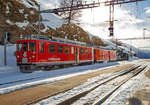 Der RhB Triebwagen ABe 4/4 II 47 und der Diensttriebwagen Xe 4/4 27201, (ex Xe 4/4 23202, ex ABe 4/4 II 49), mit einem Gterwagen und dem historischen Schneepflug RhB R 3 (Rh.B R.3), ex RhB X 9103